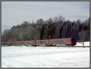 Zum Vergrößern auf das Bild klicken! Dort können Sie auch blättern und die Bildunterschriften lesen! Steuerwagen von RJ 563 zwischen Bad Endorf und Prien