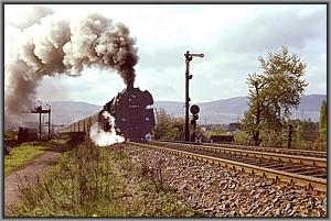 01 0510 verlt mit E 802 den Bf Saalfeld