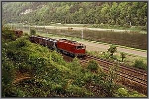 CSD-T478 3407 mit Gterzug vor Schna