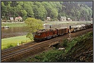 CSD-T478 3245 mit Gterzug zwischen Schna und Schmilka