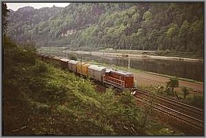 CSD-T458 1228 mit Gterzug vor Schna