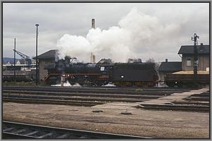 44 0414 verlt mit einem Gterzug den Bahnhof Saalfeld