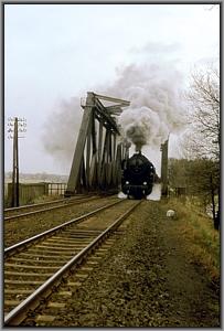 52 8173 mit Ng 63734 auf der Mittellandkanalbrcke von Haldensleben