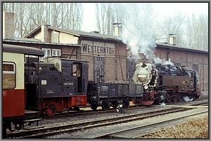 99 0238 rangiert die kalte 99 6101 in Wernigerode-Westerntor