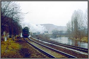 41 1182 dampft als Lz-Fahrt durch Dornburg (Saale)