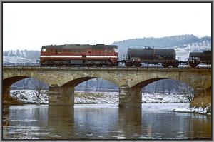 120 342 mit leeren Kesselwagen auf der Elsterbrcke bei Bad Kstritz