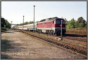 Zum Vergrößern auf das Bild klicken! Dort können Sie auch blättern und die Bildunterschriften lesen! 132 097 mit IC 178 aus Frankfurt/M in Gerwisch