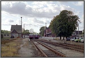 Zum Vergrößern auf das Bild klicken! Dort können Sie auch blättern und die Bildunterschriften lesen! Kleinbahnhof von Güsen