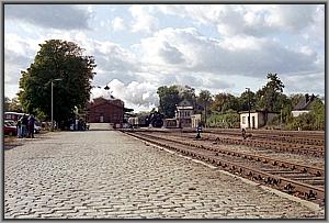 Zum Vergrößern auf das Bild klicken! Dort können Sie auch blättern und die Bildunterschriften lesen! 52 8087 mit P 7443 aus Magdeburg in Güsen (Kr Genthin)