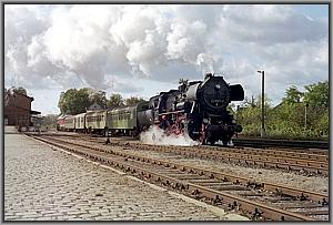 Zum Vergrößern auf das Bild klicken! Dort können Sie auch blättern und die Bildunterschriften lesen! 52 8087 mit P 7443 aus Magdeburg in Güsen (Kr Genthin)