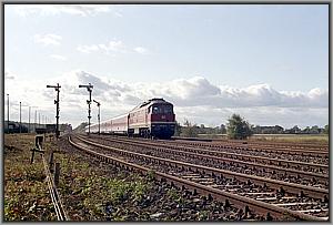 Zum Vergrößern auf das Bild klicken! Dort können Sie auch blättern und die Bildunterschriften lesen! 132 391 mit IC 176 in Güsen (Kr Genthin)