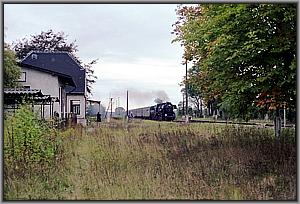 Zum Vergrößern auf das Bild klicken! Dort können Sie auch blättern und die Bildunterschriften lesen! 52 8087 mit P 3465 in Groß Kreutz