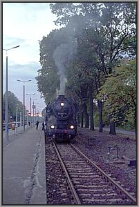 Zum Vergrößern auf das Bild klicken! Dort können Sie auch blättern und die Bildunterschriften lesen! 52 8087 mit P 3465 in Groß Kreutz