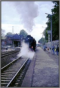 Zum Vergrößern auf das Bild klicken! Dort können Sie auch blättern und die Bildunterschriften lesen! 52 8087 umfährt in Groß Kreutz