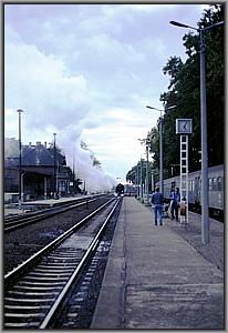 Zum Vergrößern auf das Bild klicken! Dort können Sie auch blättern und die Bildunterschriften lesen! 52 8087 verläßt Groß Kreutz in Richtung Brandenburg