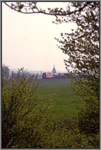219 194 mit Kesselwagenganzzug vor Neustadt (Orla)
