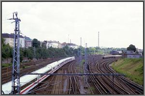 401 020 verlt als ICE 597 nach Mnchen den Bf Berlin-Lichtenberg