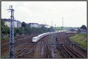 401 020 verlt als ICE 597 nach Mnchen den Bf Berlin-Lichtenberg