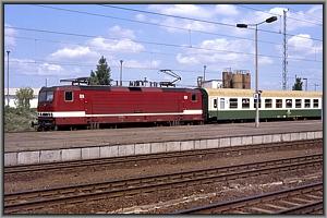 143 084 mit D 2157 (Binz-Meiningen) in Flughafen Berlin Schnefeld