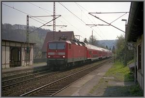 143 883 fhrt mit S 7038 in Obervogelgesang ein.