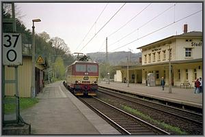 CD-371 015 mit EC 173 (Hamburg-Wien) in Stadt Wehlen