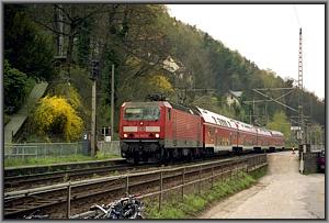 143 047 mit S 7039 in Stadt Wehlen