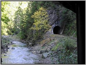 Zum Vergrößern auf das Bild klicken! Dort können Sie auch blättern und die Bildunterschriften lesen!