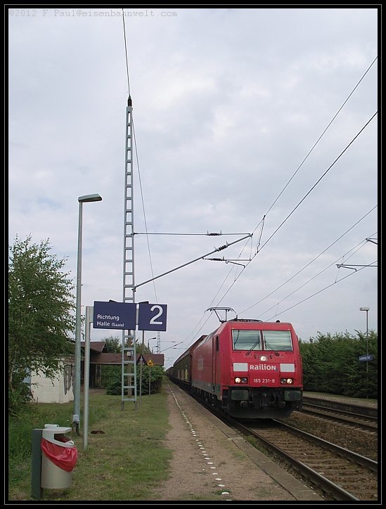 185 231 rauscht mit 100 km/h, am Zughaken EZ 51717 von Seddin nach N�rnberg mit 1246 Tonnen Last, durch Landsberg (b Halle/S) S�d. Schneller d�rfen hier auch ICE's nicht fahren.....
