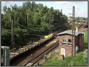 Zweiwegefahrzeug rangiert in Engelsdorf