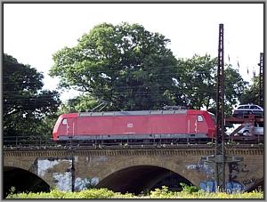 145 008 mit GA 49380 auf dem Wiederitzscher Viadukt