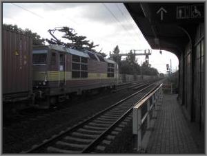Zum Vergrößern auf das Bild klicken! Dort können Sie auch blättern und die Bildunterschriften lesen! 372 013 in Dresden-Strehlen