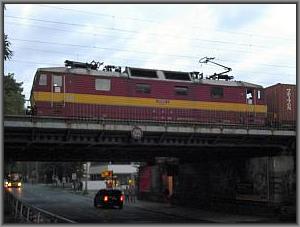 Zum Vergrößern auf das Bild klicken! Dort können Sie auch blättern und die Bildunterschriften lesen! 372 013 in Dresden-Strehlen