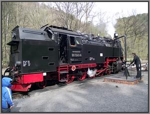 Zum Vergrößern auf das Bild klicken! Dort können Sie auch blättern und die Bildunterschriften lesen! 99 7245 beim Wassernehmen in Eisfelder Talmühle