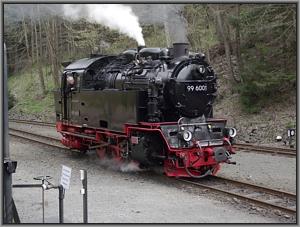 Zum Vergrößern auf das Bild klicken! Dort können Sie auch blättern und die Bildunterschriften lesen! 99 6001 rangiert in Eisfelder Talmühle