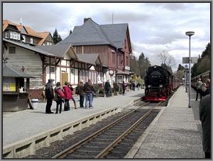 Zum Vergrößern auf das Bild klicken! Dort können Sie auch blättern und die Bildunterschriften lesen! 99 7241 erreicht mit P 8903 nach Eisfelder Talmühle den Bf Drei Annen Hohne