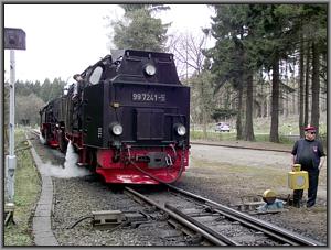 Zum Vergrößern auf das Bild klicken! Dort können Sie auch blättern und die Bildunterschriften lesen! 99 7241 und 99 7245 beim Loktausch