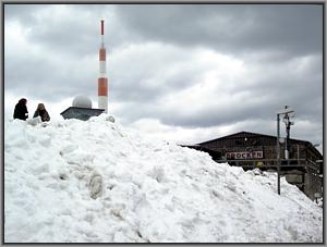 Zum Vergrößern auf das Bild klicken! Dort können Sie auch blättern und die Bildunterschriften lesen! Schneeberge auf dem Brocken