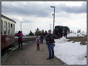 Zum Vergrößern auf das Bild klicken! Dort können Sie auch blättern und die Bildunterschriften lesen! 99 7241 rangiert auf dem Brocken