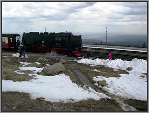 Zum Vergrößern auf das Bild klicken! Dort können Sie auch blättern und die Bildunterschriften lesen! 99 7241 mit P 8922 nach drei Annen Hohne auf dem Brocken