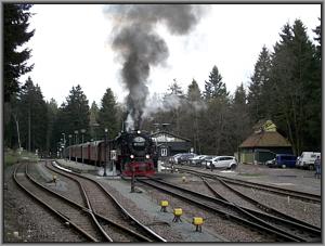 Zum Vergrößern auf das Bild klicken! Dort können Sie auch blättern und die Bildunterschriften lesen! 99 7243 mit P 8945 zum Brocken in Schierke