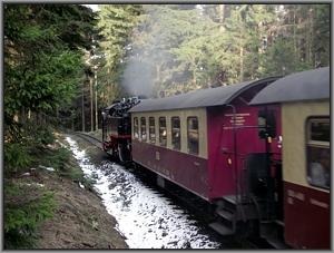 Zum Vergrößern auf das Bild klicken! Dort können Sie auch blättern und die Bildunterschriften lesen! 99 722 mit P 8936 nach Wernigerode hinter Schierke