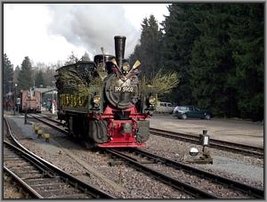Zum Vergrößern auf das Bild klicken! Dort können Sie auch blättern und die Bildunterschriften lesen! 99 5902 beim Umsetzen in Schierke