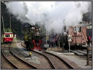 Zum Vergrößern auf das Bild klicken! Dort können Sie auch blättern und die Bildunterschriften lesen! 99 5902 beim Umsetzen in Schierke