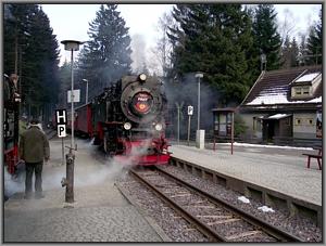 Zum Vergrößern auf das Bild klicken! Dort können Sie auch blättern und die Bildunterschriften lesen! 99 7239 mit dem Mephisto-Express in Schierke