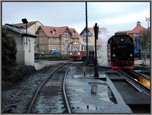 Zum Vergrößern auf das Bild klicken! Dort können Sie auch blättern und die Bildunterschriften lesen! 187 016 erreicht Wernigerode, daneben 99 7234