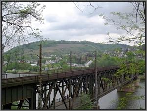 Zum Vergrößern auf das Bild klicken! Dort können Sie auch blättern und die Bildunterschriften lesen! Doppelstockbrücke in Bullay