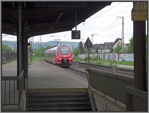 Zum Vergrößern auf das Bild klicken! Dort können Sie auch blättern und die Bildunterschriften lesen! 442 207 verlässt Ehrang