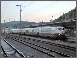 Zum Vergrößern auf das Bild klicken! Dort können Sie auch blättern und die Bildunterschriften lesen! 103 113 in Koblenz Hbf