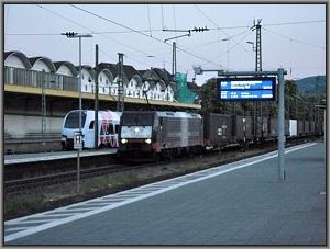 Zum Vergrößern auf das Bild klicken! Dort können Sie auch blättern und die Bildunterschriften lesen! ES64 F4 002 in Koblenz Hbf