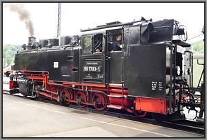 Zum Vergrößern auf das Bild klicken! Dort können Sie auch blättern und die Bildunterschriften lesen! 99 1793 mit P 5003 in Freital-Hainsberg